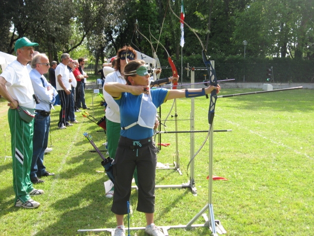 Loredana sul verde tappeto d'erba, tende il suo arco pronta a scoccare la freccia verso il bersaglio!